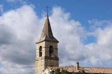 Fototapeta na wymiar L'église catholique Saint Jean Baptiste de Allan vue de l'extérieur, ville de Allan, département de la Drôme, France