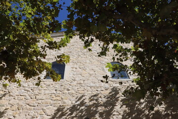 L'église catholique Saint Jean Baptiste de Allan vue de l'extérieur, ville de Allan, département de la Drôme, France