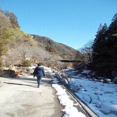 長野県阿南町の山奥の冬の風景と女性
