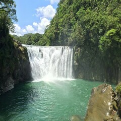 台湾の観光地、十份の滝の風景