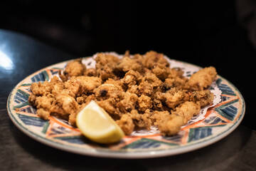 Little fried squids with lemon