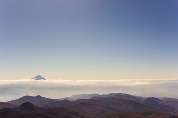 Naklejka premium 快晴の金峰山から見える富士山