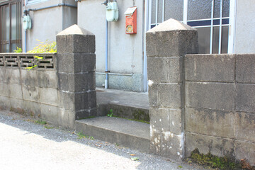 コンクリートブロックの門柱