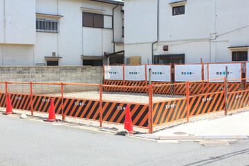 柵で囲った空き地 © Paylessimages