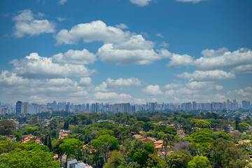 Skyline de São Paulo, com bairro residencial em primeiro plano e cidade ao fundo