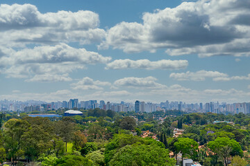 Fototapeta na wymiar Skyline de São Paulo, com bairro residencial em primeiro plano e cidade ao fundo