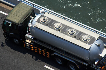 燃料を運ぶタンクローリー