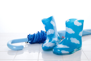 子供の長靴と傘