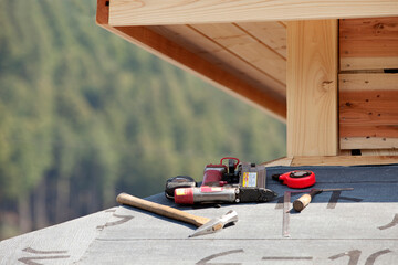 Obraz premium 建築中の家と大工道具