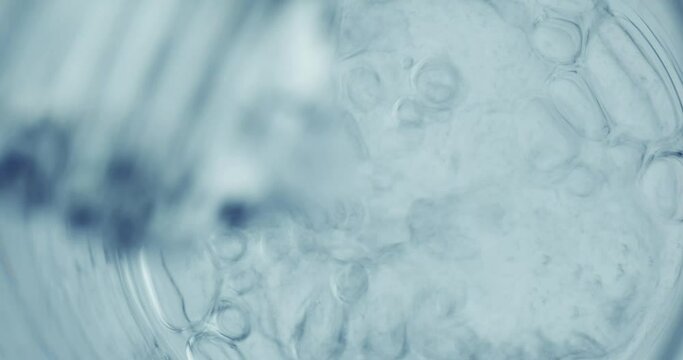 sprudelndes Wasser wird in ein Glas gesch&uuml;ttet