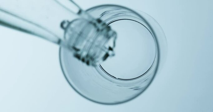 sprudelndes Wasser wird in ein Glas gesch&uuml;ttet