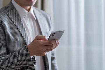 携帯を操作する男性