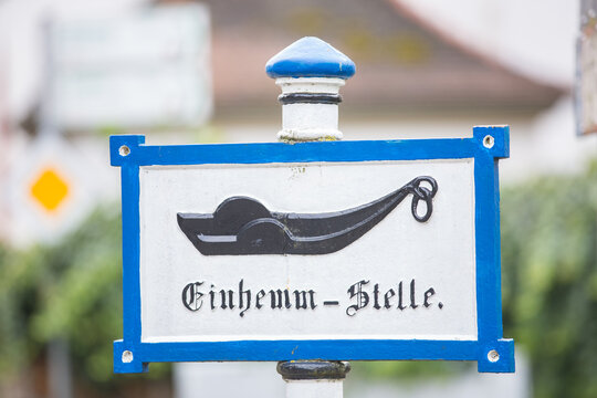 Schild Einhemm Stelle im Kitzinger Stadtteil Repperndorf. Ein Relikt aus dem Kutschenzeitalter. 