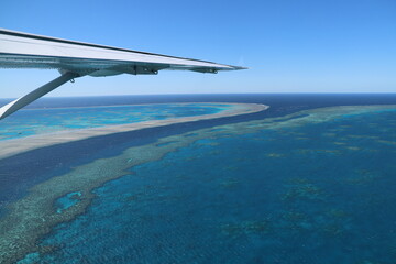 Naklejka premium Flug über das Great Barrier Reef in Australien