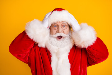 Omg magic miracle fairy discounts really. Astonished santa claus impressed x-mas christmas newyear discounts touch head hands wear red costume isolated bright shine color background