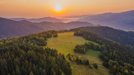 Wschód słońca w górach na południu Polski