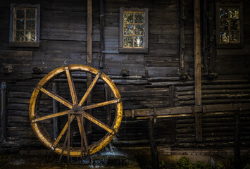 Obraz premium Fragment of the wall of a building with a water mill
