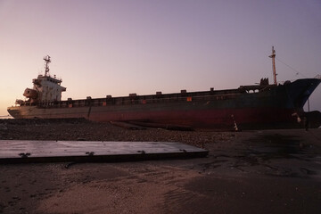 A huge cargo ship ran aground © 崇維 黃