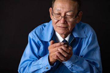 悩む中小企業経営者