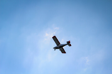 Ein Kleinfluzeug mit Propellerantrieb am Himmel.