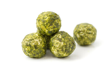 Obraz premium Frischkäsebällchen mit Schnittlauch