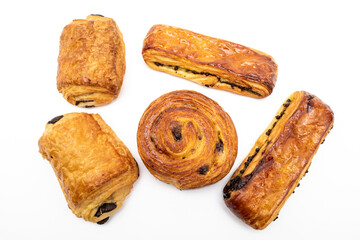 deux pains au chocolat, deux suisses et une brioche aux raisins