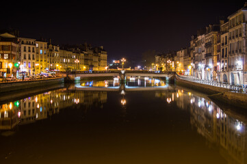 Fototapeta na wymiar Photo de nuit au centre-ville de Bayonne, pont Pannecau sur la Nive