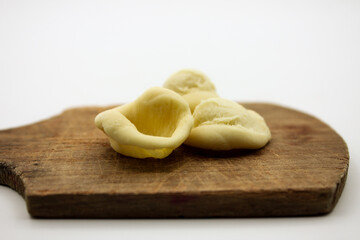 Orecchiette pugliesi sopra un mini tagliere.