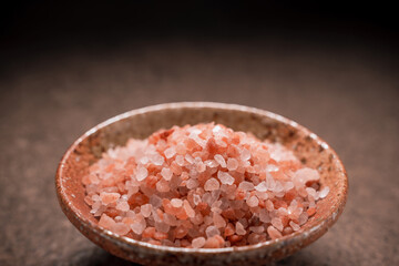 Fototapeta na wymiar Himalayan pink salt in a bowl on table.