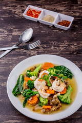 Noodles with shrimp in gravy sauce