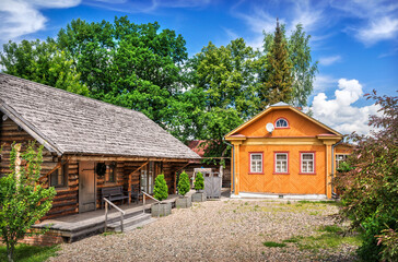 Fototapeta na wymiar Wooden barn and yellow house in Plyos
