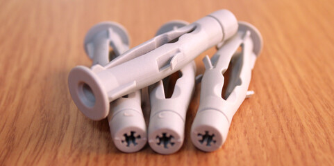 kit de buchas de plástico para fixação de parafusos em parede. Equipamento de marcenaria, carpintaria, reparo, construção, manutenção residencial ou industrial