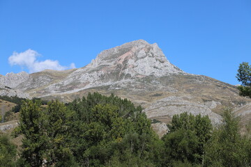 Obraz premium Castilla y León. León. San Emiliano. Peña Ubiña. El camino hacia la cima es, como la marcha hacia uno mismo, una ruta en solitario. [Alessandro Gogna]