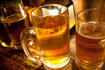 居酒屋のカウンターに置かれたビール