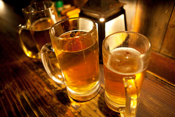 居酒屋のカウンターに置かれたビール