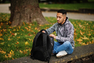 Student kuwaiti man wear at hoodie with backpack.