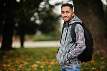 Student kuwaiti man wear at hoodie with backpack.