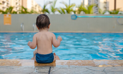 Bebe en la piscina 