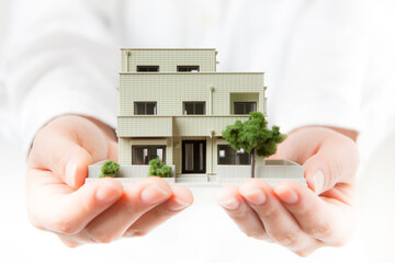住宅模型を持つ女性