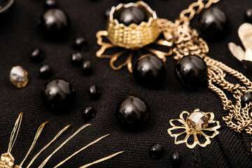 Naklejka premium Close up black beads and golden details