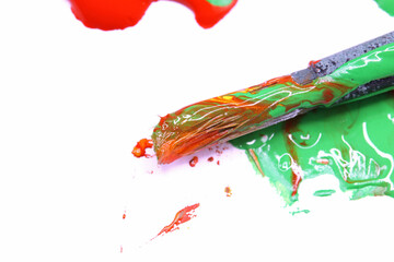 Naklejka premium close-up colorful paint splashes with brush background