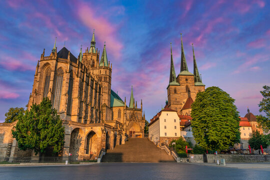 Der Domplatz in der historischen Altstadt von Erfurt, Thüringen, Deutschland