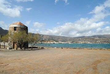 Fototapeta na wymiar Moulins de la presqu'île de Spinalonga près d'Élounda en Crète