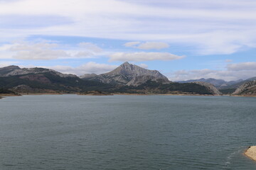 Castilla y León. León. Boñar. Pantano del Porma. “El río tiene una gran sabiduría y susurra sus secretos a los corazones de los hombres”. Mark Twain.