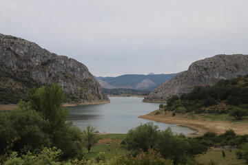 Castilla y León. León. Boñar. Pantano del Porma. “El río tiene una gran sabiduría y susurra sus secretos a los corazones de los hombres”. Mark Twain.