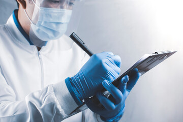 Healthcare workers are taking notes on the notes in the laboratory