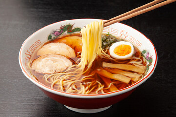 箸上げされた醤油ラーメン