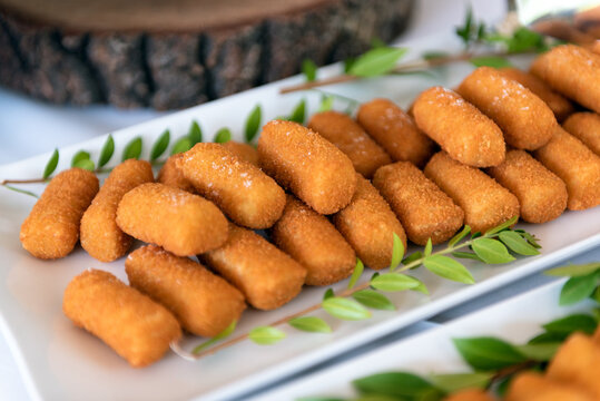 Vassoio con deliziose crocchette di patate 