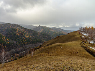 On a cloudy autumn day, a walk on the Torgashin Ridge with strong gusts of wind and raindrops