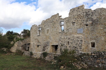 Fototapeta na wymiar Vestiges du vieux village médiéval de Allan en haut de la colline, ville de Allan, département de la Drôme, France